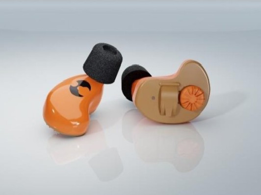 Shothunt auricolari elettronici protettivi arancioni. Abattimento dei suoni dannosi di 32 dB superiore a qualsiasi cuffia elettronica. Direzionalità dei suoni a 360°. Massima libertà nei movimenti senza ingombri. 